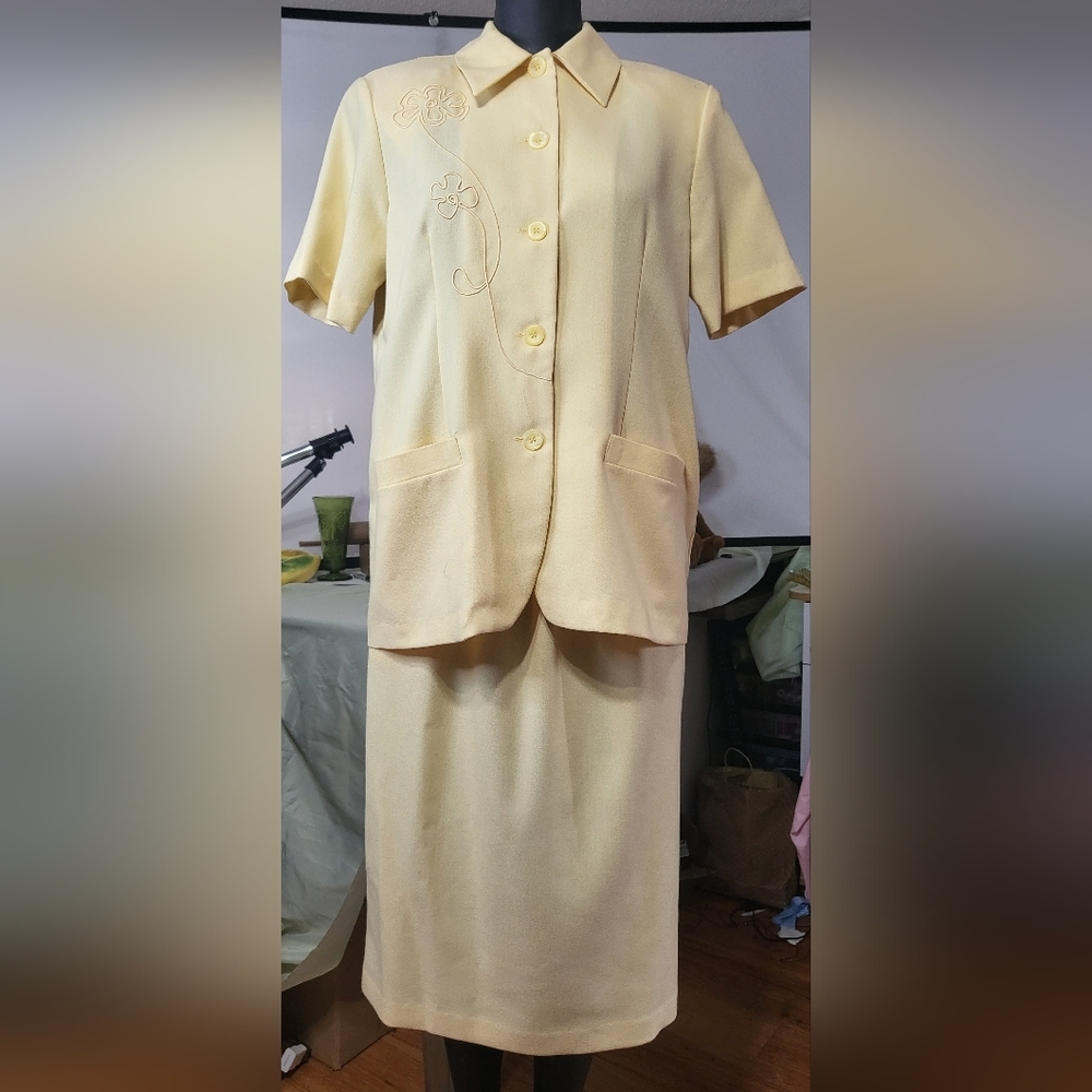 Vintage 80s 90s Alfred Dunner Light Yellow 2 Piece Skirt Set Embroidered Top Ski